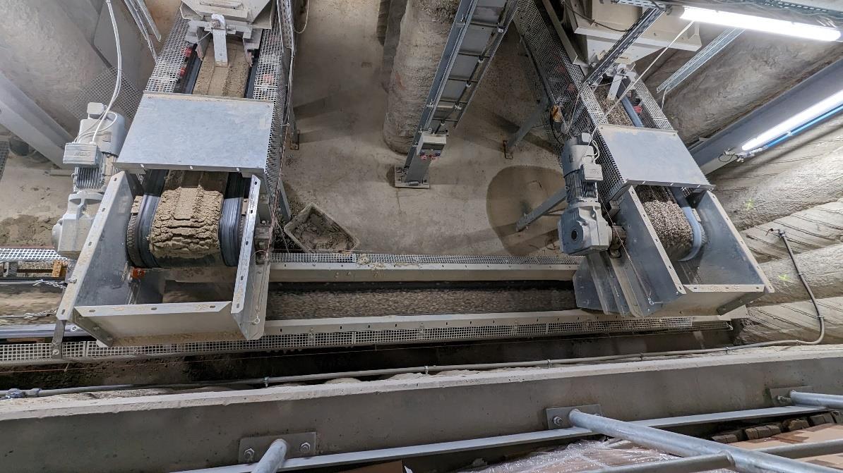 Bunker çıkışında kum ve çakıl taşıyan bantlı konveyörler